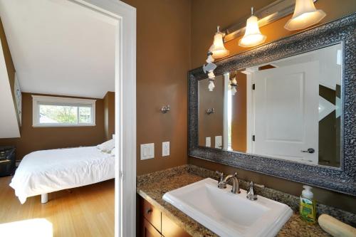 Ένα μπάνιο στο Great West Vancouver house with hot tub, across from beach & 10 mn to Downtown Vancouver