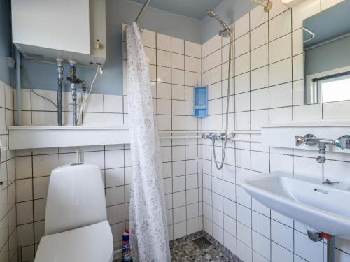 a bathroom with a toilet and a sink at Holiday home Fanø CCVII in Fanø
