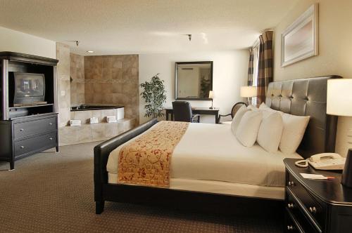 En eller flere senge i et værelse på Ramada by Wyndham Bettendorf