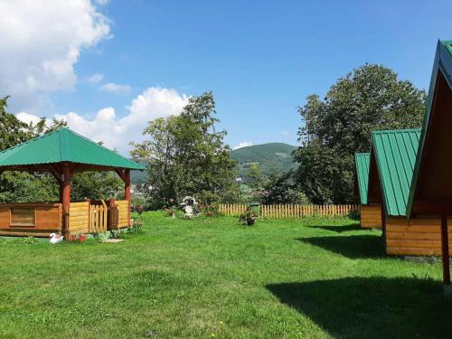 a yard with a gazebo and a fence at Konaci Očeva Zemlja in Mojkovac