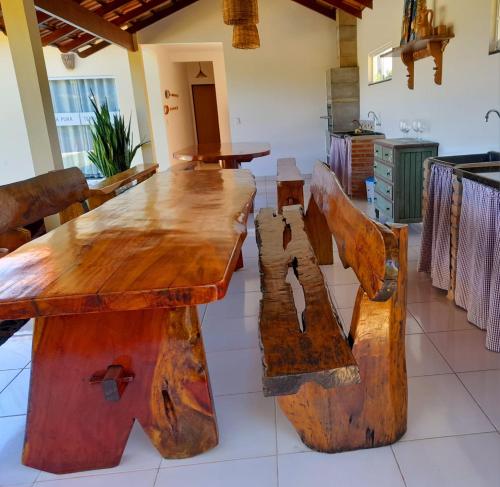 una gran mesa de madera en una habitación con mesas en Residencial Terra Pura, en Prado