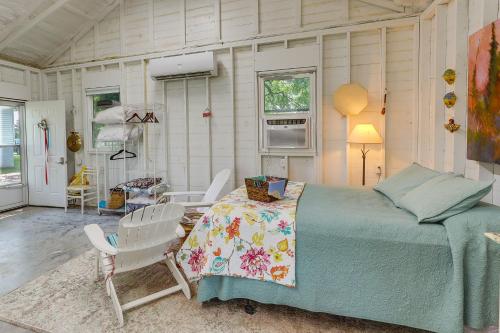 een slaapkamer met een bed en een tafel en stoelen bij Coffeyville Countryside Studio with Fire Pit! in Coffeyville