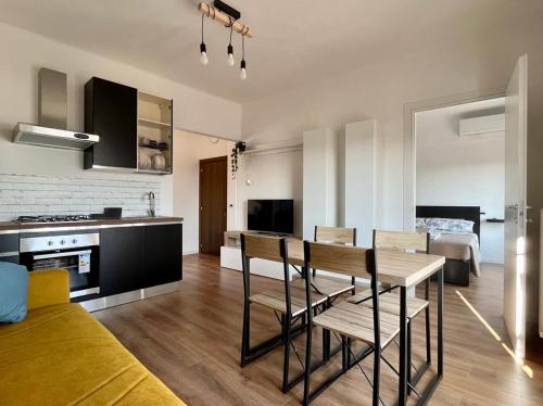 a kitchen and living room with a table and chairs at Casa Chiara in Montemarciano