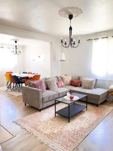 un salon avec un canapé et une table dans l'établissement #Maison de charme à Gargenville#, à Gargenville