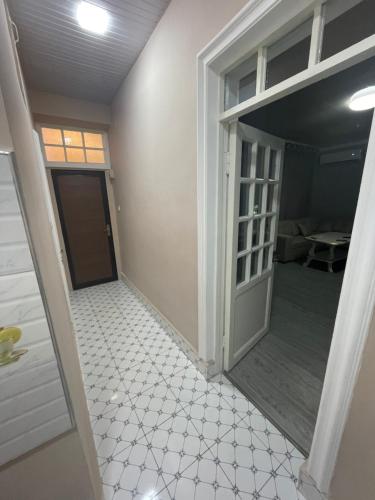 um corredor com uma porta que leva a um quarto em Квартира дом в общем дворе em Samarkand