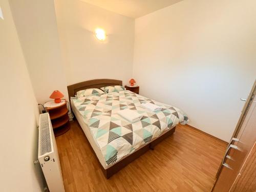 - une petite chambre avec un lit et du parquet dans l'établissement KUĆA ZA ODMOR ROMANO, à Marčana