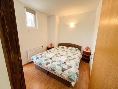 Un dormitorio pequeño con una cama y una ventana. en KUĆA ZA ODMOR ROMANO, en Marčana