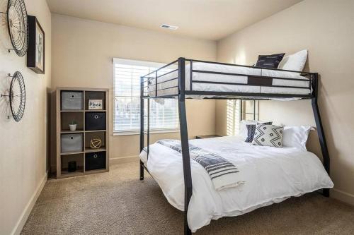 - une chambre avec des lits superposés dans l'établissement A La Mode Stunning 4 bedroom Orem Home, à Orem