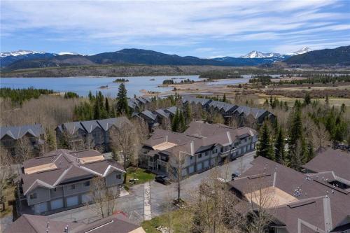 uma vista aérea de um resort com um lago e montanhas em Lovely Mountain condo, remote workspace, 2 kayaks next to Lake Dillon em Frisco