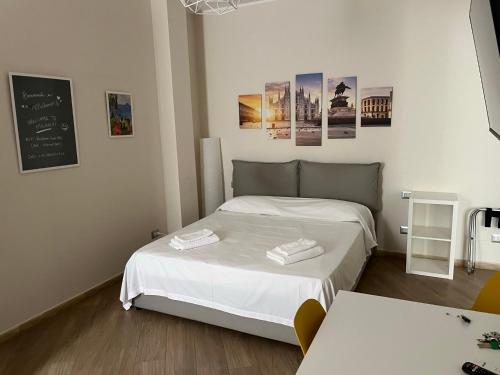 ミラノにあるGuini Dream Apartmentのベッドルーム1室(ベッド1台付)、壁にチョークボードが備わります。