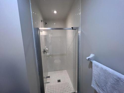 una ducha con puerta de cristal en un baño en New Kleinburg Towns, en Woodbridge