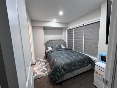 Un dormitorio con una cama y un televisor. en New Kleinburg Towns, en Woodbridge