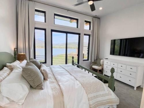 una camera da letto con un grande letto con una grande finestra di Luxury Ski Home 5 min from SnowBasin, 50' from Pineview Lake a Huntsville