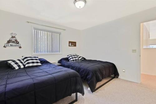 a bedroom with two beds and a window at Cascade Cabin Mountain Getaway with Private Beach in Cascade
