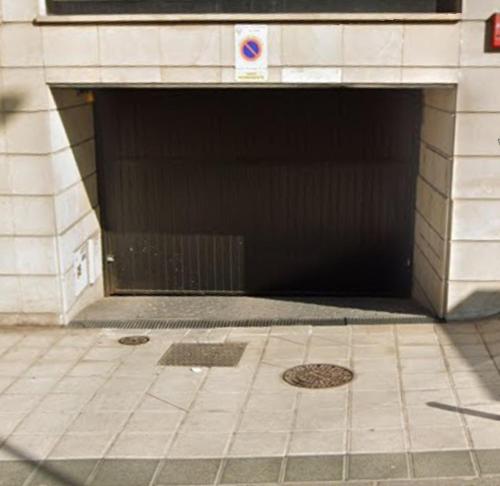 a building with a large entrance to a garage at Toledo Enamora Dos - PARKING INCLUIDO in Toledo
