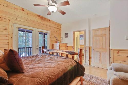 sypialnia z łóżkiem i wentylatorem sufitowym w obiekcie Dreamy updated log cabin in the woods close to lak w mieście Cascade