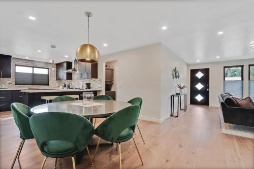 kuchnia i jadalnia ze stołem i zielonymi krzesłami w obiekcie Luxurious Fully Equipped 3BR Private Home in Eagle w mieście Eagle