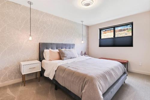 een slaapkamer met een groot bed en een raam bij Luxurious Fully Equipped 3BR Private Home in Eagle in Eagle