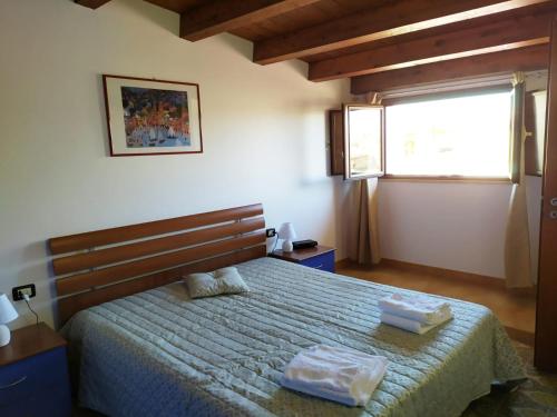 1 dormitorio con 1 cama con 2 toallas en Appartamenti Stella, en Alcamo