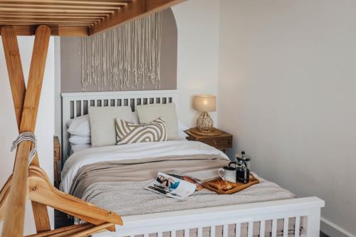 Un dormitorio con una cama con una bandeja de comida. en Principality View Apartment Two, by Solace Stays en Cardiff