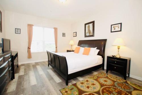 ein Schlafzimmer mit einem Bett und einem großen Fenster in der Unterkunft Vista Cay Luxury Loft in Orlando