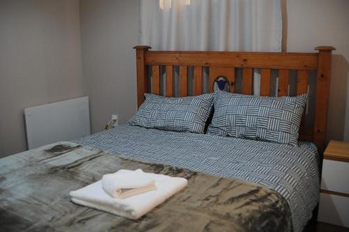 een bed met twee handdoeken erop bij Endeavour Adventures in Hamilton