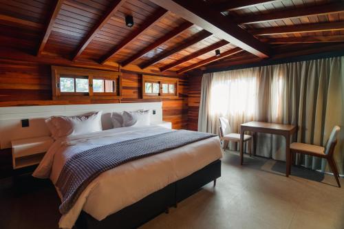 um quarto com uma cama e uma secretária num quarto em 249 DESIGN HOTEL em Gramado