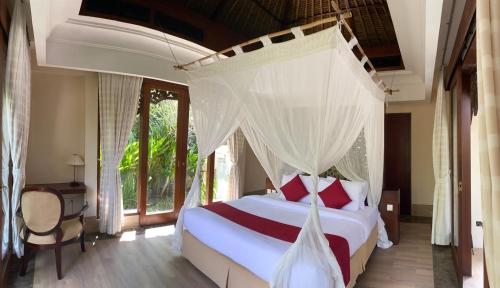 Giường trong phòng chung tại Jimbaran BeachStroll Villa (2BR)