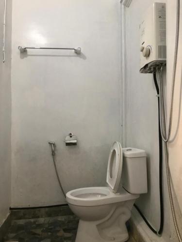 een badkamer met een toilet en een douche bij Bello Ethnic Lombok in Tetebatu