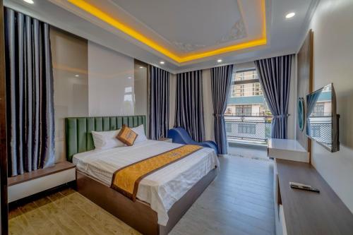 une chambre d'hôtel avec un lit et une grande fenêtre dans l'établissement B2-21 Hoàng My Villages, à Vung Tau