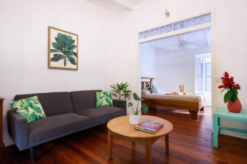 a living room with a couch and a table at Cabinas Selvin y Blanca in Puerto Viejo