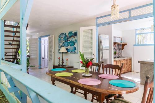 - une salle à manger avec une table et des chaises dans l'établissement Cabinas Selvin y Blanca, à Puerto Viejo