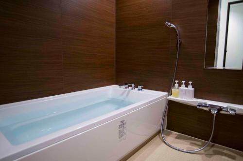 uma casa de banho com banheira e chuveiro em Shinjuku Miyabi Residence - Vacation STAY 94701 em Tóquio