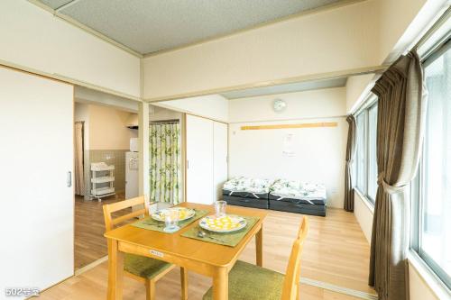 - un salon avec une table et un canapé dans l'établissement NanEi Building, à Kagoshima