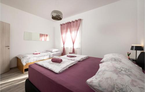 1 dormitorio con 2 camas y ventana en Nice Home In Kastel Novi With Jacuzzi, en Kaštel Novi