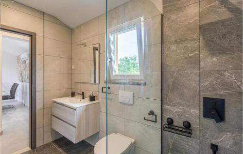 a bathroom with a toilet and a glass shower at Awesome Home In Sv,petar U Sumi With Kitchen in Sveti Petar u Šumi