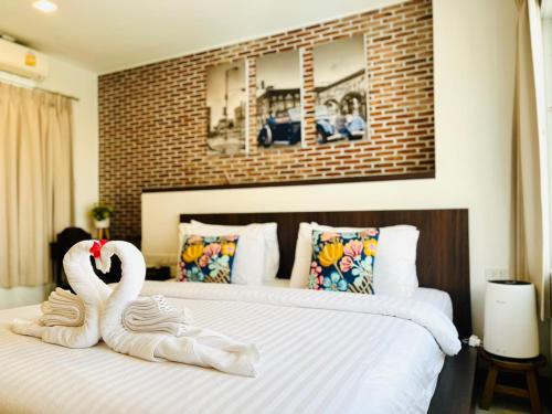 a bedroom with two swans towels on a bed at U Hatyai Hotel in Hat Yai