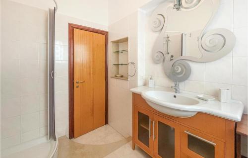 Bilik mandi di Awesome Apartment In Ginosa With Wifi
