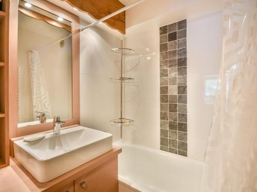 une salle de bain blanche avec un lavabo et une douche dans l'établissement Charmant T2 avec mezzanine près des pistes et du centre des Gets - 5 pers., balcon, parking, wifi - FR-1-685-72, aux Gets