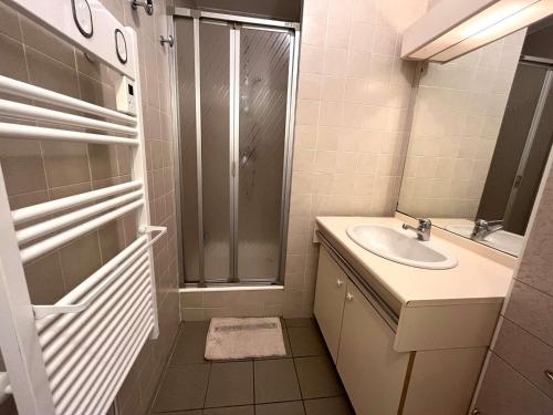 une petite salle de bain avec un lavabo et une douche dans l'établissement Appartement La Forêt-Fouesnant : port, plage et restaurants à pied, terrasse et parking - FR-1-481-146, à La Forêt-Fouesnant