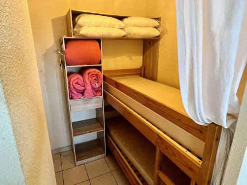 Cette chambre comprend un petit placard avec des lits superposés. dans l'établissement Studio cabine avec terrasse 4 pers, accès direct plage, tv, animaux admis - Argeles-sur-Mer - FR-1-225-798, à Argelès-sur-Mer