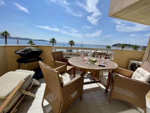 un patio avec une table, des chaises et un barbecue dans l'établissement Superbe Apt 2P Front de Mer pour 4 pers avec Terrasse - Cavalaire-sur-Mer - FR-1-226B-162, à Cavalaire-sur-Mer