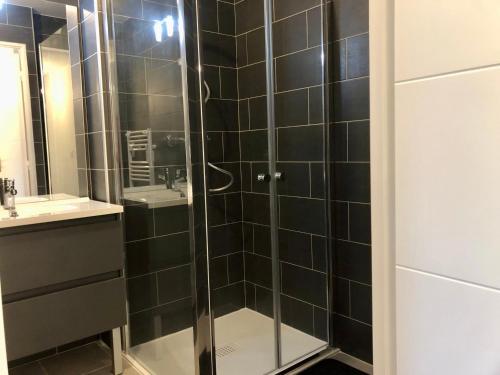 Ένα μπάνιο στο Superbe T3 au golf, parking privé, proche centre - FR-1-165A-178