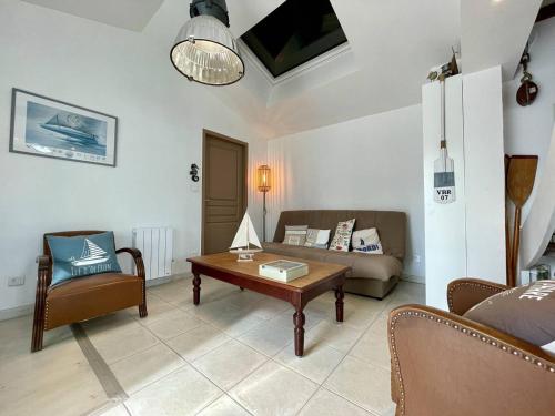 Photo de la galerie de l'établissement Maison 6 pers., proche Port de la Cotinière, plages, parking, terrasse, ménage inclus - FR-1-246A-258, à Saint-Pierre-dʼOléron