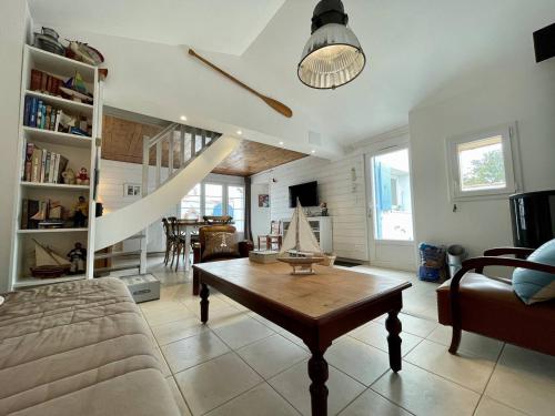 Photo de la galerie de l'établissement Maison 6 pers., proche Port de la Cotinière, plages, parking, terrasse, ménage inclus - FR-1-246A-258, à Saint-Pierre-dʼOléron