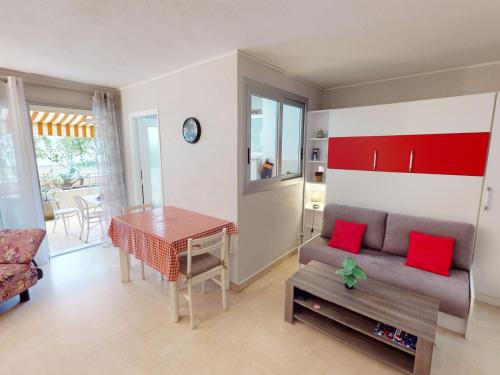 un salon avec un canapé et une table dans l'établissement Studio climatisé avec terrasse au calme, centre de Menton, proche plages et commerces - FR-1-196-335, à Menton