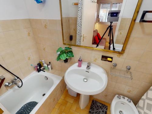 une salle de bain avec un lavabo, une baignoire et des toilettes dans l'établissement Studio climatisé avec terrasse au calme, centre de Menton, proche plages et commerces - FR-1-196-335, à Menton