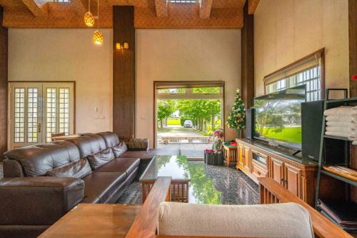 a living room with a couch and a fish tank at 稻哪趣田園民宿 平價villa in Dongshan