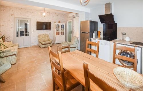 - une cuisine et un salon avec une table en bois dans la chambre dans l'établissement Nice Home In Vacqueyras, à Vacqueyras