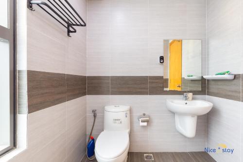 ein Bad mit einem WC und einem Waschbecken in der Unterkunft Căn hộ Orchard Garden - SG Airport Homestay in Ho-Chi-Minh-Stadt